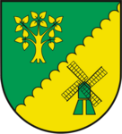 Wappen des Amtes Itzehoe-Land. Das Wappen zeigt eine grüne Mühle vor gelbem Hintergrund und einen gelben Baum vor grünem Hintergrund.